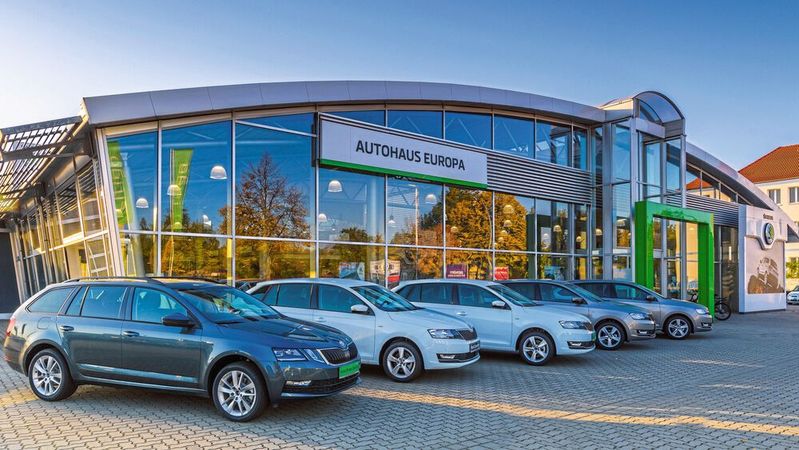 Premiere im AVAG-Markenportfolio: die Volkswagen-Marke Skoda aus dem Autohaus Europa in Berlin.(Bild:  AVAG)