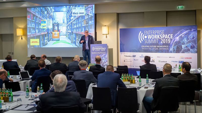 So viele Keynotes wie noch nie: Den Auftakt machte Pascal Matze, Vice President von Forrester Research. Er hat die neuesten Forschungsergebnisse zum Arbeiten in der digitalen Welt dabei – von neuen Jobrollen und Wertschöpfungsketten bis hin zu flüsternden Software-Robots. (© Marko's Photography)