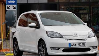 Den Citigo-E bietet Skoda nur noch in der Ausstattungsvariante „Best of“ an. Der Listenpreis steigt damit um 4.000 Euro, die Ausstattung ist dafür recht umfassend. (Bild: Skoda)