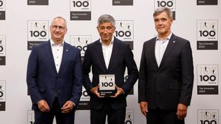 Ranga Yogeshwar, Wissenschaftsjournalist und Mentor des Innovationswettbewerbs, ehrte die innovativsten Unternehmen des Mittelstands. Hier die Firma Heco. V.l.n.r: Andreas Hettich (Leitung Business Development), Ranga Yogeshwar, Achim Carstanjen (Geschäftsführer). (Bild: KD Busch/compamedia)