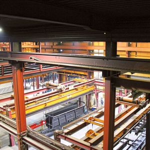 Für die Beförderung der großen und schweren Bauteile von Station zu Station sorgt bei WOB ein Hängekransystem.(Bild:  Tsubaki Kabelschlepp)