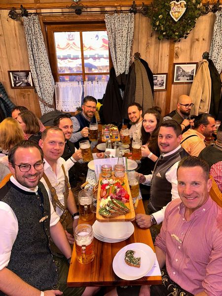 Mehr Platz sucht man an diesem Tisch vergebens, (v. l.) Jan Schillinger (GSD), Rainer Christmann (ACP), Nicolas Beeck, Dennis Eiteneuer und Robin Lürwer (Bechtle), Vanessa Rauscher (GSD), Sebastian Blix (REDNET) und Marc Adelberg (GSD). (Bild: Vogel IT-Medien GmbH)