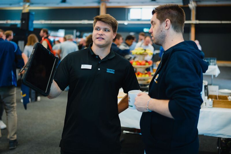 Ausgiebige Fachgespräche waren das Highlight für die 82 Aussteller der Schraubtec in LAndshut. (Bild: Tino Boecher)