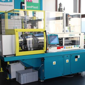 Eine BOY 60 E mit integriertem Handlinggerät LR 5 präsentiert ab dem 28. September eine Möglichkeit zur Kennzeichnung von Spritzgussteilen per Laser. Und zwar Lineale aus NAS 30, einem hochtransparenten SMMA-Copolymer (Styrolmethylmethacrylat).