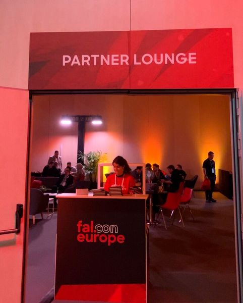 In der Partner-Lounge hatten die Partner die Möglichkeit, zur Ruhe zu kommen und sich in gemütlicher Umgebung zusammenzufinden. (Bild: Vogel IT-Medien )