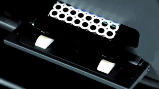 Abb. 1: Plattenlesesystem im Probenraum.  (Bild: Thermo Fisher Scientific)