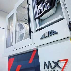Die MX7 Ultra mit neu entwickelter Nanometer-Auflösung vereint eine Vielzahl an abgestimmten technischen Optimierungsmassnahmen und verspricht Superlative bei Formgenauigkeiten und Oberflächen.(Bild:  Anca)