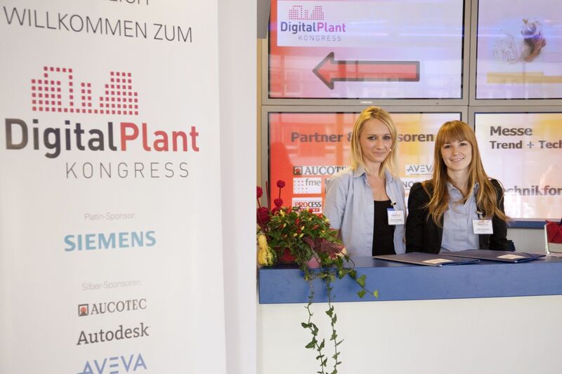 Diese beiden Damen wiesen den Gästen des Digital Plant Kongresses im Vogel Convention Center in Würzburg den richtigen Weg. (PROCESS)