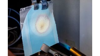 Wacker zeigt auf der Battery Show in Stuttgart vom 9. bis 11. Juni, was man mit Silicon in der Elektromobilität alles erreichen kann. Dazu gehört etwa das Elastomer Elastosil CM RT, das sich bei einwirkender Hitze in Keramik verwandelt und Strahlung abschirmt. Aber das ist noch nicht alles ... (Bild: A. Zeller / Wacker)