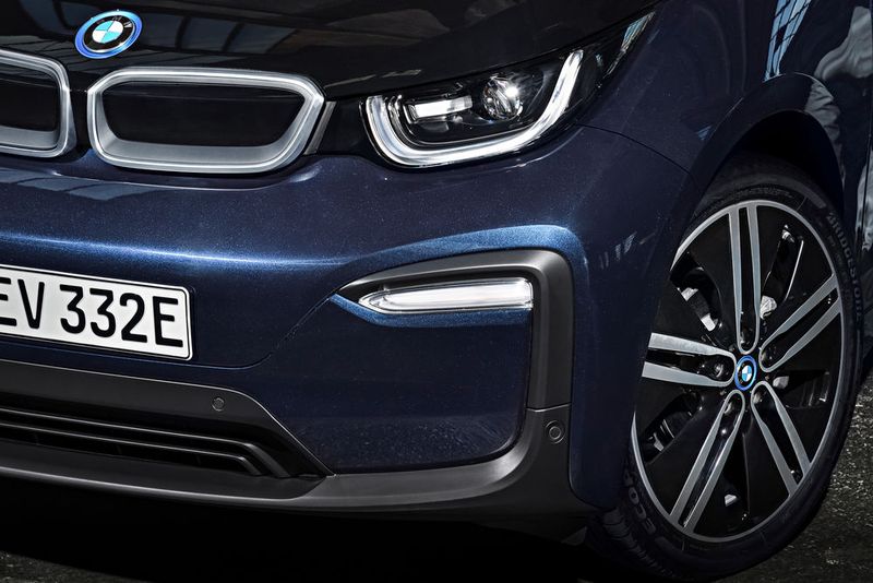 Die neue Frontgestaltung umfasst unter anderem schlitzförmige statt der bisher runden Blinker. (Bild: BMW)