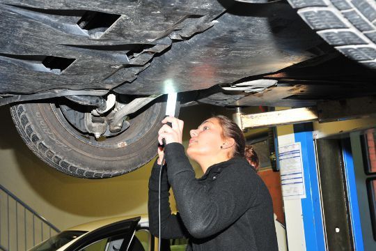 Franziska Neubert aus Hessen prüft, ob das Auto winterfest ist. (Schmidt)