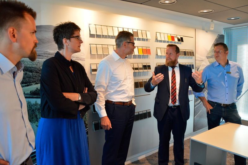 Von links: Die Jury-Mitglieder Frederick Altrock (mobile.de), Maren Brandt (Kroschke) und Frank Ehlert (BDK) folgen den Ausführungen von Bernd Gilges und Serviceleiter Stephan Straeten. (Achter / »kfz-betrieb«)