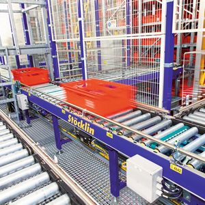 Sämtliche E2-Behälter mit den Abmessungen 600 Millimeter × 400 Millimeter × 200 Millimeter sind mit zwei RFID-Tags gekennzeichnet.(Bild:  Stöcklin Logistik)