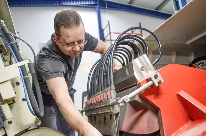 WMT Leipzig Mitarbeiter in der Produktion (Bild: Keba)
