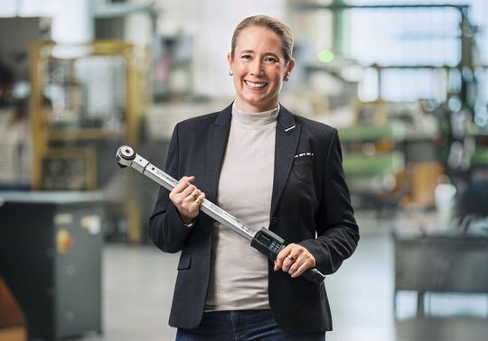 Vera Bökenbrink ist Geschäftsführerin der Stahlwille Eduard Wille GmbH. Das Unternehmen mit über 650 Mitarbeitern, zehn Niederlassungen weltweit und einem Vertrieb in mehr als 90 Ländern produziert mit hoher Fertigungstiefe in Deutschland. Stahlwille sieht sich als Pionier in der Drehmomenttechnik, doch das Portfolio ist weitaus umfangreicher. Als Werkzeug-Vollsortimenter bietet der Werkzeughersteller alles vom klassischen Schraubenschlüssel bis hin zum elektronischen Hightech-Drehmomentwerkzeug für vernetzte Industrie 4.0-Umgebungen sowie Prüf- und Kalibriertechnik.(Bild:  Peter Obenaus)
