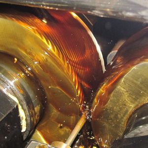 2   Herstellung der kleinen Kugelgewindetriebe: Rollvorgang einer kleinen Dimension.