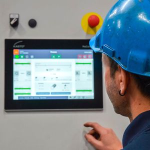 Die neue Steuerung von Kasto, die zunächst in der Sägenbaureihe Kastowin integriert wird, erlaubt den komfortablen Wechsel zwischen Ansichten und Funktionen auch während eines laufenden Sägevorgangs.(Bild:  Kasto)
