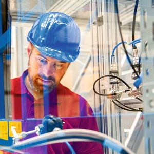 Mit OME stünde eine Alternative zum Diesel zur Verfügung, die nicht nur sauberer verbrennt, sondern auch nachhaltig produziert werden kann. Passende Verfahren gibt es schon, zeigt ein Projekt am Campus Straubing.