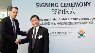 Dr. Alexander Sagel, Leiter der Division Hardparts von Rheinmetall Automotive (l.) und Delong Xue, Chairman von ZYNP, nach der Unterzeichnung der Lizenzvereinbarung. (Rheinmetall Automotive)