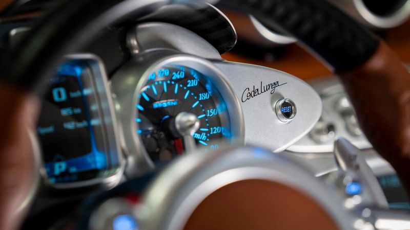 Was auf dem Foto nicht erkennbar ist: Die Tachoskala endet erst bei 420 km/h. (Bild: Pagani)