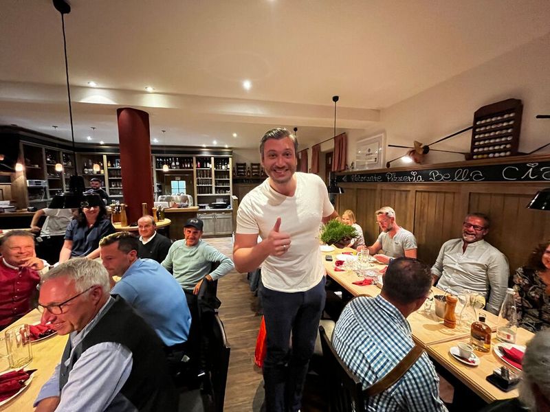 Da hat Julius Berger (Fujitsu) es etwas zu gut gemeint beim Abschlag. Das Grün hat er dann als Erinnerung am Abend überreicht bekommen. (Bild: Vogel IT-Medien GmbH)