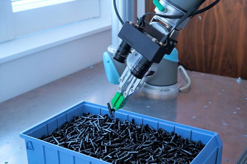 Ein Roboterarm lokalisiert und greift Teile mithilfe zweier IDS Kameras und intelligenter Cambrian-Software. (Bild: IDS)