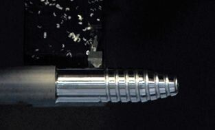 Am IFW in Hannover werden derzeit Ergebnisse der Grundlagenforschung auf die Fertigung eines realen Implantats in Form einer Interferenzschraube übertragen. (Bild: IFW)