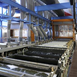 Die neue Galvanikanlage umfasst 29 Bäder, für eine Beschichtung können bis zu 93 Stationen angefahren werden.
