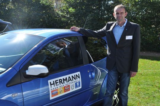 Michael Kaluza vom Autohaus Herrmann: „Wir zeigen hier auch Fahrzeuge für junge Leute.“ (Richter)