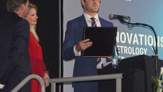 Max-Martin Deinhard von der IHK Würzburg-Schweinfurt lobte die Wenzel Group auf dem Festakt als „deutschen Mittelstand, auf den wir stolz sind,“ und überreichte eine Urkunde an die Firmenchefs. (Rebecca Vogt)