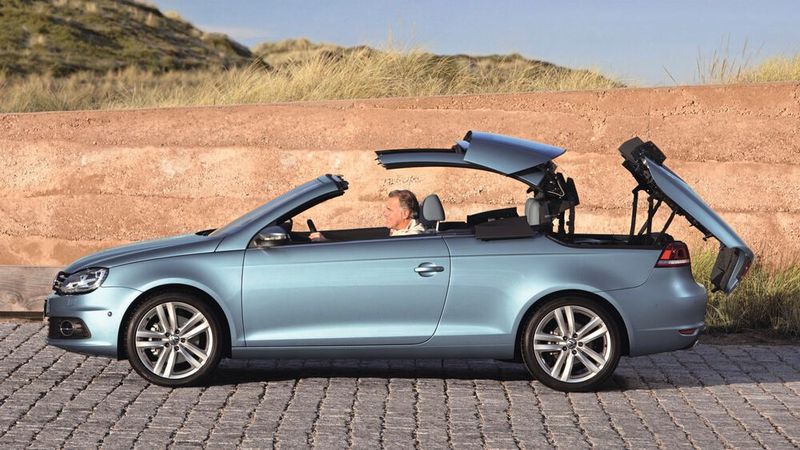 Der Eos war VWs erstes Coupé-Cabriolet mit Metall-Faltdach und integriertem Glas-/Schiebe-Ausstelldach. Er wurde 2006 bis 2015 im portugiesischen Palmela hergestellt. Im Laufe der Zeit wurde bei ganz vielen Eos das Klappdach aus Metall undicht. Auch der Aufklappmechanismus ist gerade bei Fahrzeugen mit hohen Fahrleistungen häufig defekt. Mittlerweile gibt es Betriebe, die sich auf die Instandsetzung von Eos-Dächern spezialisiert haben. (Bild: Volkswagen AG)