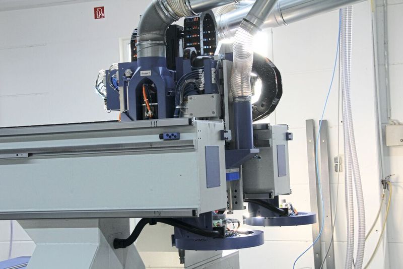 Diese Portalmaschine hat vier Supporte mit je einer Frässpindel und einem weiteren Bearbeitungsaggregat zum Bohren beziehungsweise Sägen. Diese fahren jeweils an der Vor- und Rückseite der zwei Portale und können somit unabhängig voneinander Bearbeitungen auf jedem der vier Tische vornehmen. (Aventics)