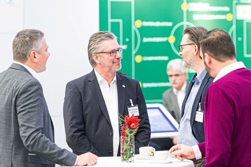 Jörg Gudat (Gudat Solutions, links) und Gerd Heidemann (Maha, Mitte) berieten die Teilnehmer zum Thema „Digitales Autohaus“. (»kfz-betrieb«/Rainer Wengel)