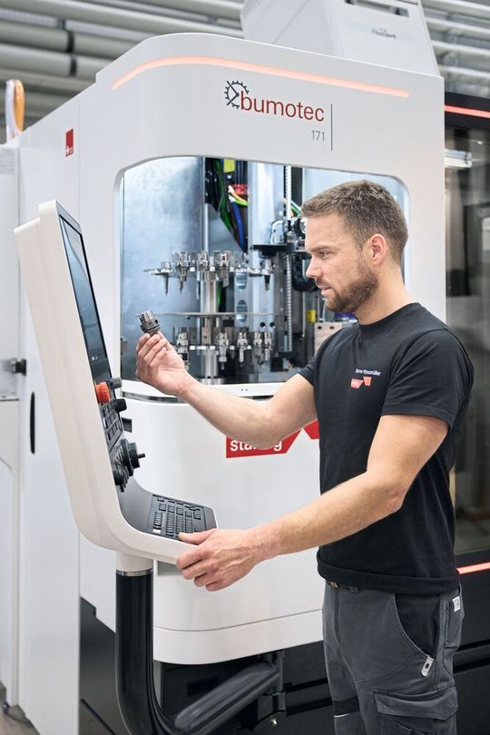 Vermeidet Stillstandzeiten: Eine integrierte Überwachung erkennt Werkzeugverschleiss oder -bruch und wechselt automatisch auf ein Schwesterwerkzeug aus dem Magazin mit bis zu 60 Werkzeugplätzen.(Bild:  Ralf Baumgarten)