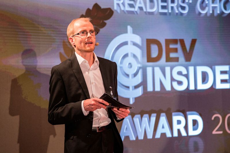 Für die Übergabe der Dev-Insider Awards 2019 steht Chefredakteur Stephan Augsten auf der Bühne, um die Ergebnisse der großen Leserwahl bekanntzugeben. (Bild: artful rooms / VIT)