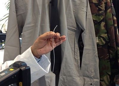 Ein Faden mit integriertem RFID-Chip: Durch leicht integrierbare Elektronik ist es dem Team der bitischen Nottingham Trent University auf einfache Weise möglich, Kleidung mit Datenchips auszustatten.(Bild:  Nottingham Trent University)