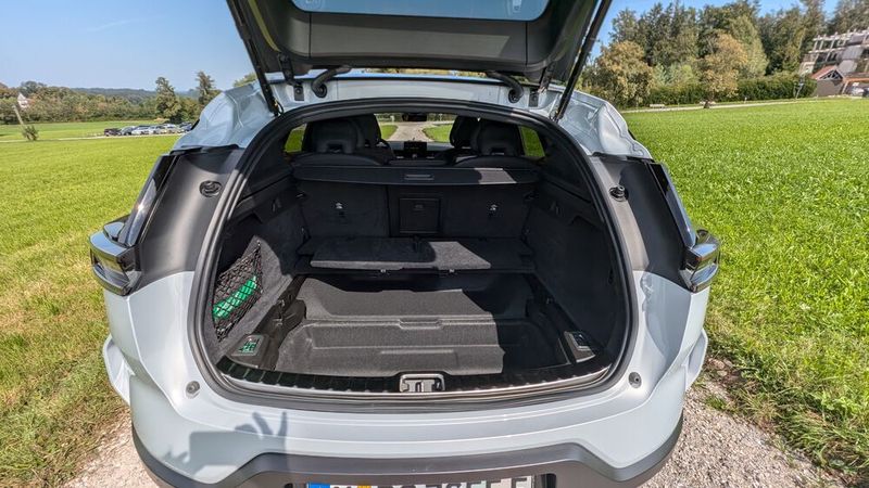 Der Kofferraum des Polestar 3 schluckt mindestens 484 Liter. Dazu kommen 90 Liter unter dem Kofferraumboden und ein 32-Liter-Frunk.  (Bild: Mauritz – VCG)