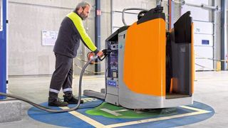 Stapler mit Brennstoffzellen-Antrieb lassen sich in nur wenigen Minuten betanken, bewähren sich im Mehrschichtbetrieb und sind umweltfreundlich. (Still)