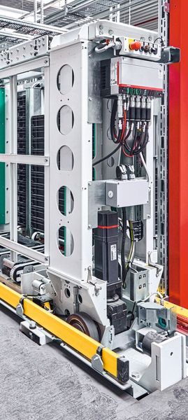Dezentrale Antriebslösung: Ohne die AMP8000-Serie wäre die kompakte Umsetzung der mobilen Shuttles nicht möglich gewesen (oben im Bild das Versorgungsmodul AMP8620, unten einer der Fahrantriebe AMP8552). (Bild: Beckhoff)