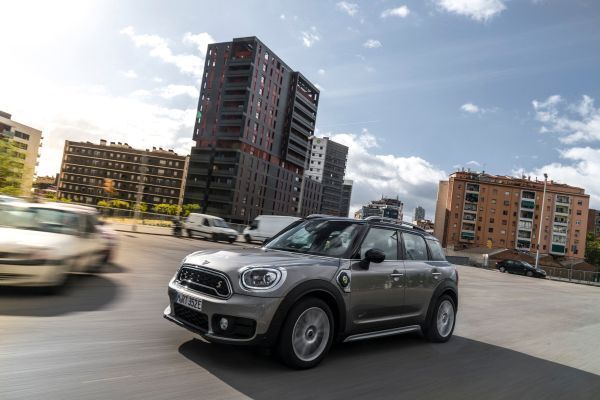Der MINI Cooper S E Countryman ALL4 ist der erste Mini, bei dem ein Plug-in-Hybrid-Antrieb die Möglichkeit zu rein elektrischer und damit lokal emissionsfreier Mobilität eröffnet. (Mini)
