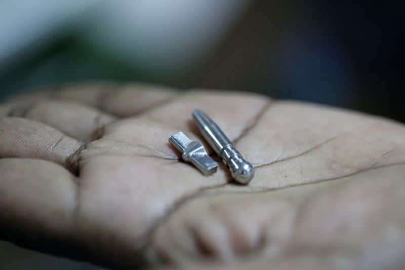 Typische Medizinalteile, die auf der Schaublin 125-CCN gefertigt werden. (Anne Richter, SMM)