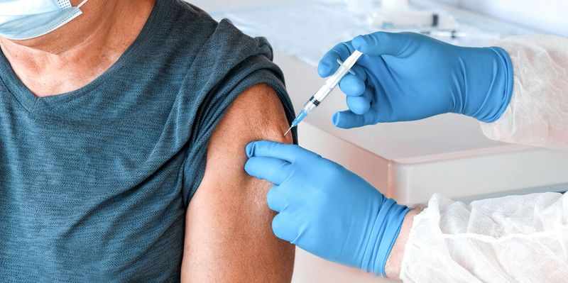 Der Mann, den die Forschenden der FAU nun untersucht haben, hat sich nach eigenen Angaben aus persönlichen Gründen 217-mal gegen Covid-19 impfen lassen. 134 dieser Impfungen sind offiziell bestätigt. (Symbolbild)(Bild:  Marina Demidiuk - stock.adobe.com)