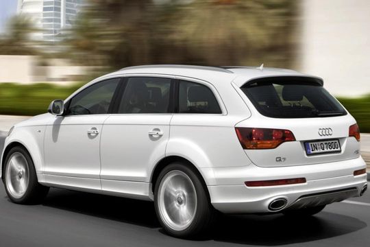 Der Zwölfzylinder ist eng mit dem Triebwerk des Rennsportwagens Audi R10 TDI verwandt. Der Zylinderwinkel beträgt allerdings nur 60 Grad, nicht 90. (Archiv: Vogel Business Media)