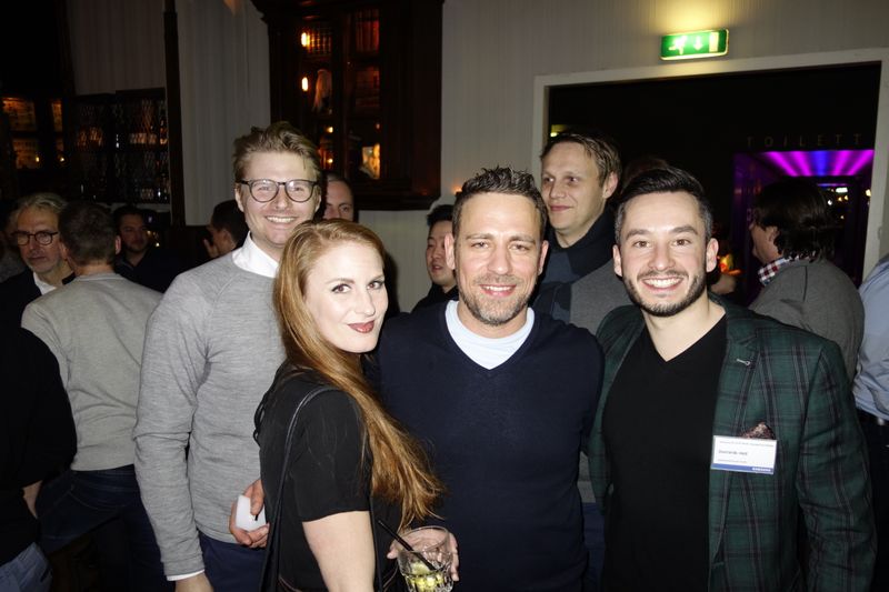 Und zack ins Bild eingebaut: Fabienne Rahier, m3connect, Frank Brühne, ITZ, und Dominik Heil, Samsung. (Bild: IT-BUSINESS)