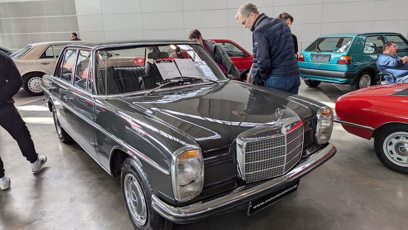 Hat sein bisheriges Leben vermutlich auch unter der Sonne der Adria verbracht: /8-Benz 200D für 11.900 Euro. (Bild: Dominsky – VCG)