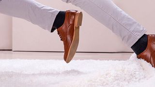 Damit Cloud-Projekte nicht durch Sicherheitsprobleme ins Straucheln geraten, sollte das Gleichgewicht zwischen Produktivität und IT-Sicherheit bewahrt werden. (Bild: © Andrey Popov - stock.adobe.com)