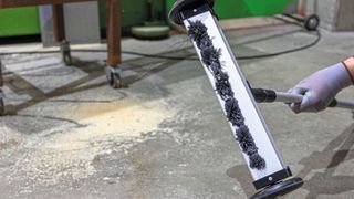 Mit den Magnetbesen der Rapid Group sollen sich ferromagnetische Späne, Granulate und Kleinteile aufnehmen, sammeln und entsorgen lassen. (Bild: Rapid Group)