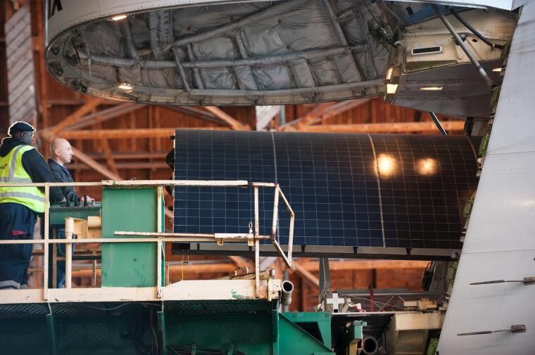 Entladen und Zusammenbau der Solar Impulse in Moffett Field (Solar Impulse/Polaris)