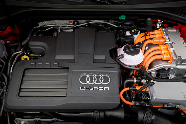 Im vorne quer eingebauten Plug-in-Hybridfrontantrieb des Audi A3 Sportback e-tron ist der Kooperationspartner des E-Motors der 1,4-Liter-Turbo-Direkteinspritzer. Der Benziner trägt zur Systemleistung 110 kW/150 PS und 250 Newtonmeter maximales Drehmoment bei. (Bild: Audi)