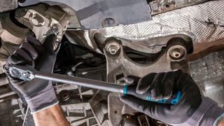 Auch die deutlich höheren Drehmomente durch den längeren Hebelarm überträgt die Feinverzahnung des Raschenkopfes sicher auf die Schraube. (Hazet)